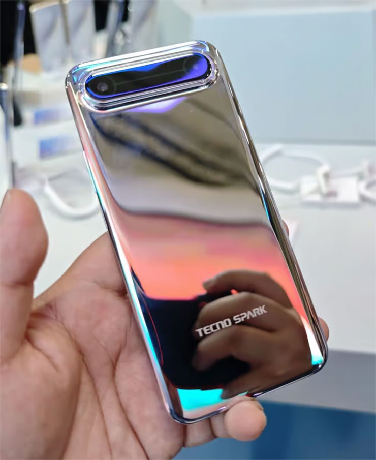 今年最薄手機!iPhone 17 Air 與 Galaxy S25 Edge 可能輸給這個意外對手! - 阿祥的網路筆記本 Spark Slim 實機背面,高亮反射的版本(圖片來源:Unwire HK)