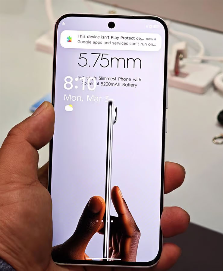 今年最薄手機!iPhone 17 Air 與 Galaxy S25 Edge 可能輸給這個意外對手! - 阿祥的網路筆記本 Spark Slim 實機正面,採用挖孔式螢幕