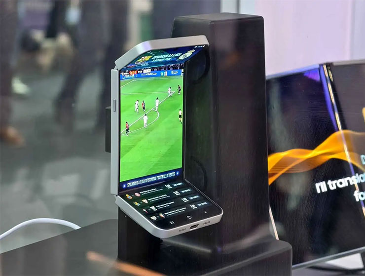 Asymmetric Flip 採用螢幕上下向內摺的設計