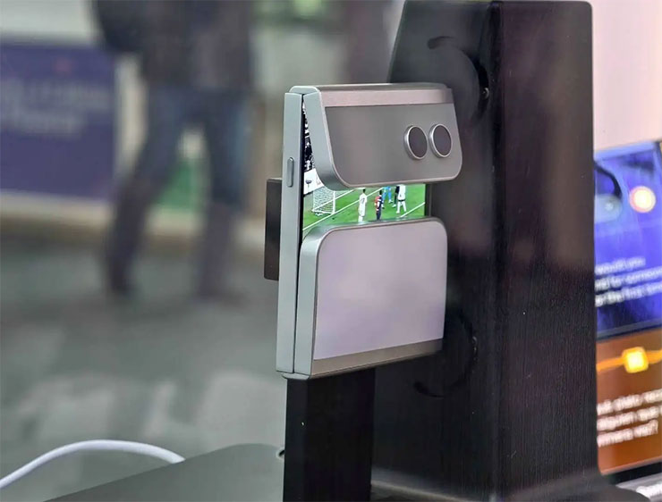 Asymmetric Flip 螢幕摺疊起來的樣子，中間還留了一道縫縫