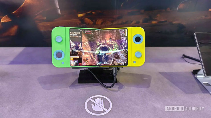 長得像是 Nintendo Swicth 的「可摺疊螢幕遊戲機」