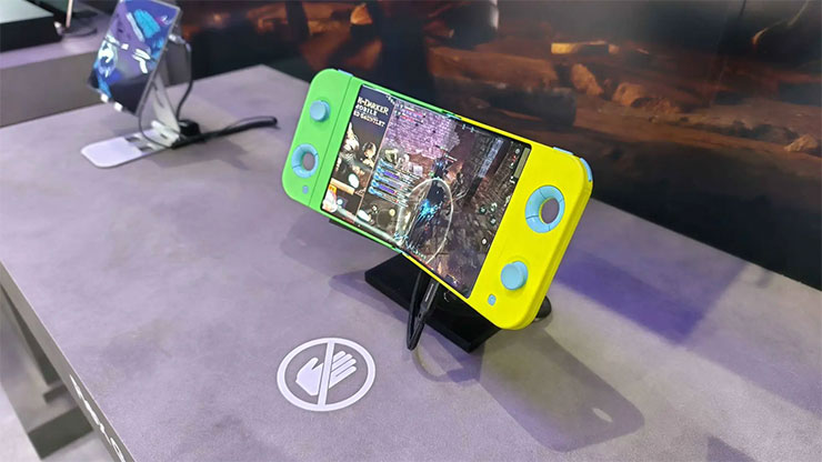 側面來看可以發現到螢幕微微摺疊的樣子，收納時是可以完全對摺的設計