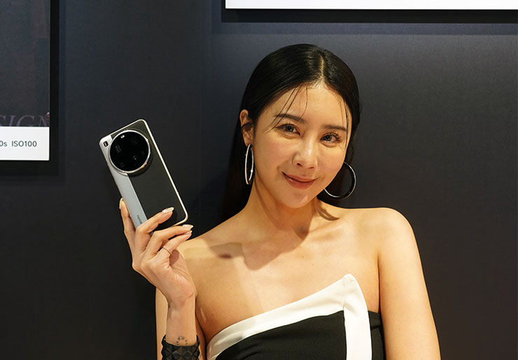 黑銀雙色的 Xiaomi 15 Ultra 致敬了經典徠卡相機的外觀