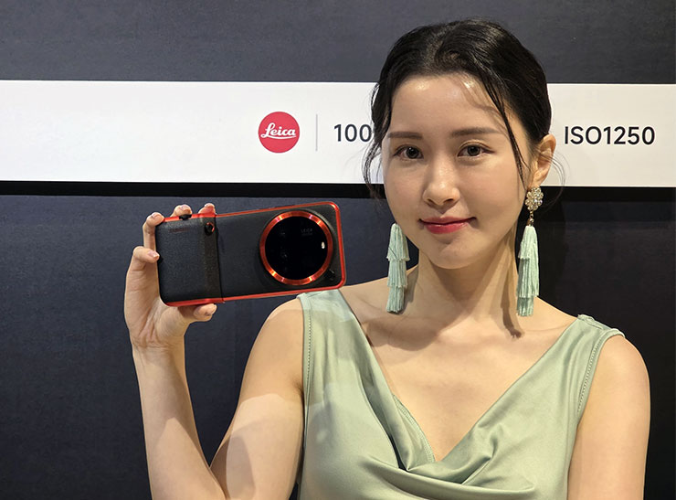 Xiaomi 15 Ultra 搭配專業攝影套裝組之後，使用性如同專業相機一般。