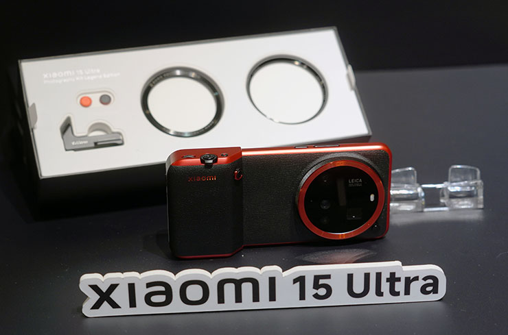 Xiaomi 15 Ultra 專業攝影套裝包括了帶額外電池的相機手把與鏡頭裝飾環