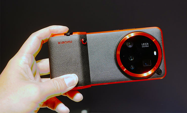 Xiaomi 15 Ultra 搭配專業攝影套裝之後拿在手上的樣子