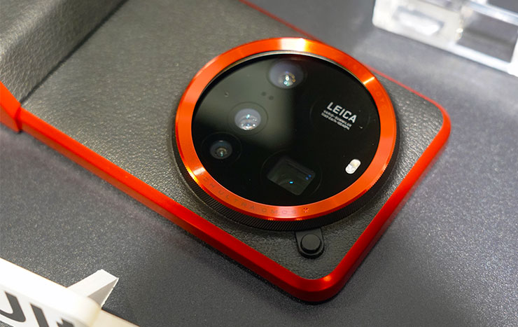 鮮紅的相機環搭配黑色 PU素皮機身相互映稱也十分美