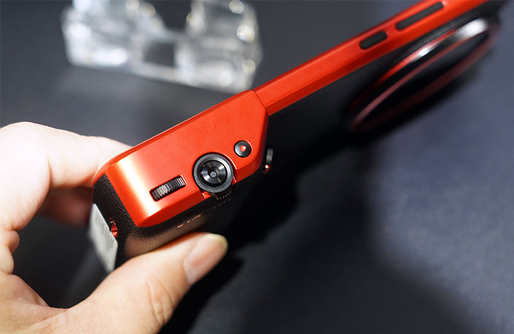 搭配相機手把後擁有獨立的快門、變焦桿與旋鈕等功能