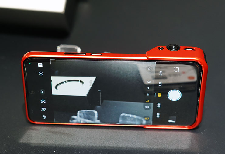 Xiaomi 15 Ultra 搭配的 6.73 吋 WQHD+ AMOLED 螢幕讓取景更便利