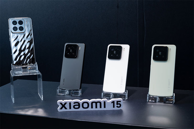  Xiaomi 15 採用全等深流線設計，手感紮實且易於握持，搭載微曲鋁合金框架，強度提升 33，搭配 1.38mm 超窄邊框，透過 LIPO 封裝技術確保機身與框架間的精準成型。