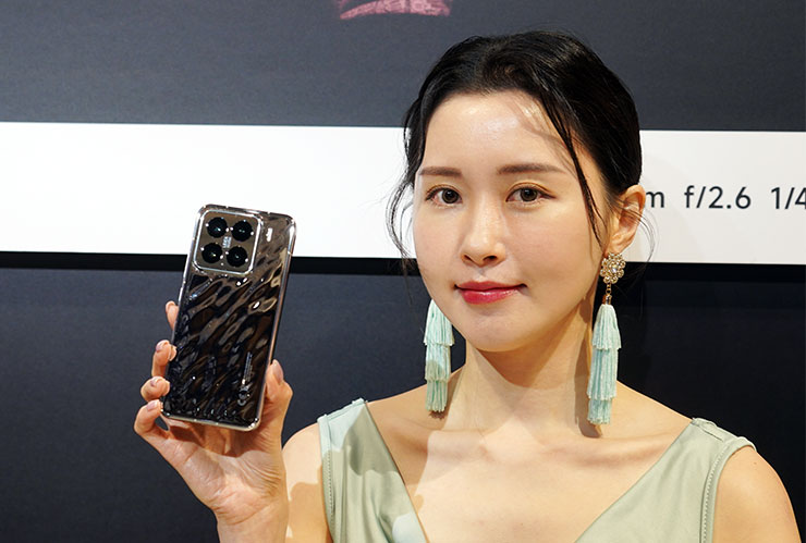 Xiaomi 15 的「液態銀」款式採用熱彎玻璃工藝，呈現獨特的高級光澤感