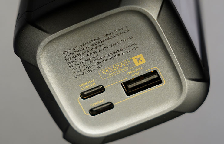 全新的 Xiaomi 行動電源 25000 212W 擁有 1A2C 三埠口，上頭標記詳細的輸入輸出功率，以及電量標示，能夠符合上機攜帶的標準