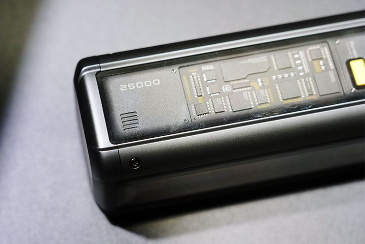 全新的 Xiaomi 行動電源 25000 212W 側邊的透明搭配電板設計，並標示 25,000mAh 的容量