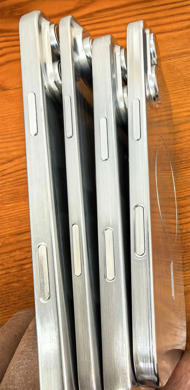 iPhone 17 系列外型曝光!多年不變的設計不一樣了! - 阿祥的網路筆記本 疑似 iPhone 17 系列金屬模具的左側,都有電源側鍵與動作控制鍵