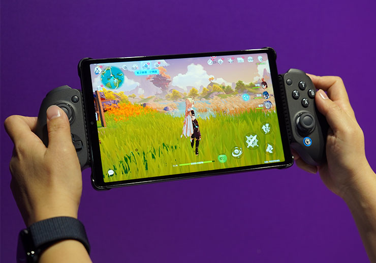 Lenovo AI Now 重新定義 AI PC!地端運行 AI 大模型,電競平板 Legion Tab 超吸睛! - 阿祥的網路筆記本 Legion Tab 搭配手握拿在手上遊玩的樣子