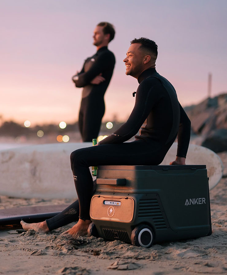 ANKER Everfrost 行動冰箱外觀設計採軍綠及黑色低調色系，支援藍牙連線與手機App操作，方便隨時掌握冷藏狀態。