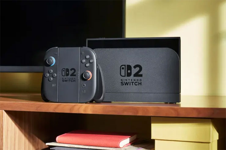 Nintendo Switch 2  的兩支控制器同樣也有支架可以組合成為類似一般版本的手把
