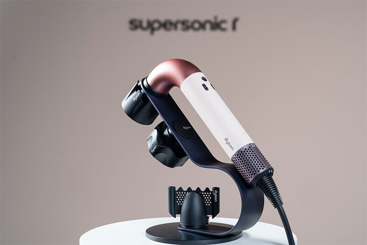 Dyson Supersonic r 精準造型輕量吹風機配備多元智能吹嘴，搭配 RFID 自動辨識與記憶吹嘴風速、風溫