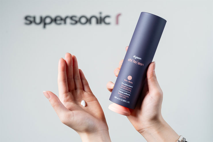 Dyson Chitosan 養護造型系列壓頭經過嚴格控量設計，並搭載 NFC 晶片可連結造型指南，精準掌握造型用量