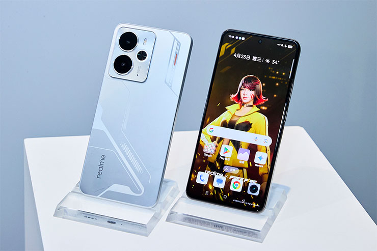 realme 14 5G 推出全新「機甲銀」與「鐵岩棕」兩款時尚色系，建議售價為新台幣 11,990 元。新機將於 4 月 25 日開賣，並自 5 月 1 日起由台灣大哥大獨家販售。