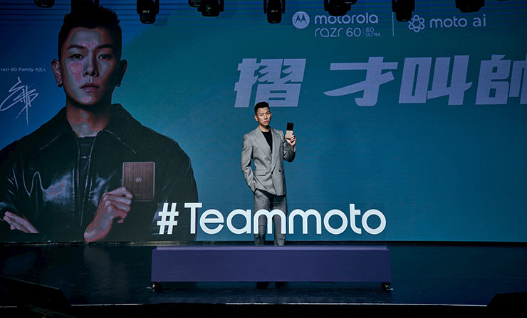 瘦子E.SO代言Motorola razr 60系列 直呼用起來帥氣又實用 外型有態度 再一次顛覆對摺疊手機的想像！