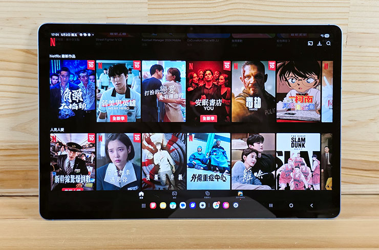 今年全新推出的 Galaxy Tab S10 FE+ 相較於前一代螢幕尺寸更為放大，但機身更為輕薄，讓你享受大螢幕的舒適與便利，但攜帶無負擔！