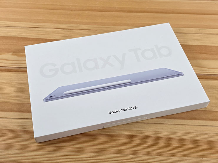 Tab S10 FE+ 的外盒設計簡約，純白盒身搭配了產品本體照片，視覺上十分清爽。