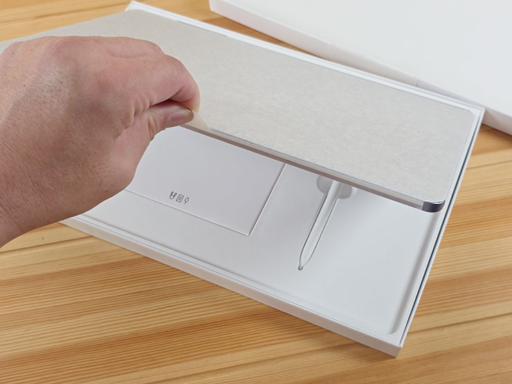 開箱，第一層是平板本體，向上拉可以看到下層的其他配件。