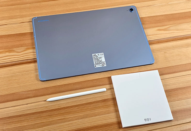 盒內所有物品一覽－Tab S10 FE+ 本體、S Pen 與配件盒。