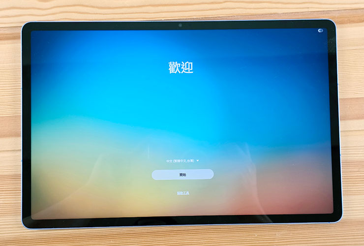 Tab S10 FE+ 搭配了 One UI 7 新介面，開機後就讓人有耳目一新的感覺，正面螢幕也邊框也非常窄化，更有放大畫面的視覺效果。