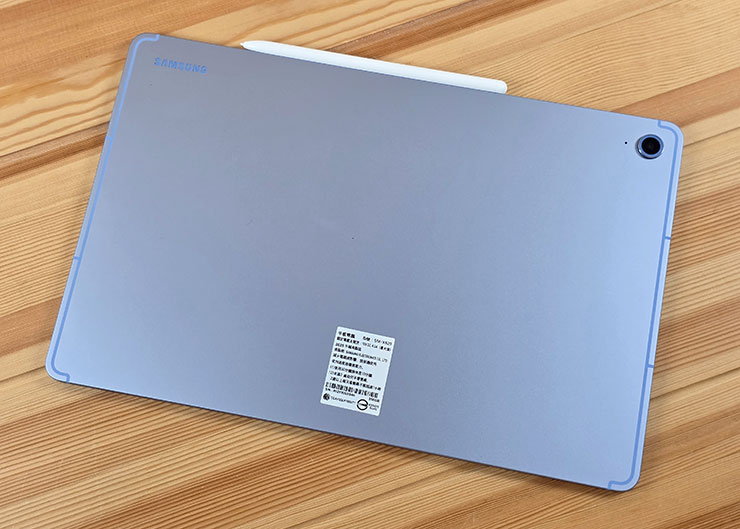 機身背面，阿祥入手的是「天幕藍」款式，配色偏向莫蘭迪色系，另外還有營火灰、流星銀兩個很有質感的配色。