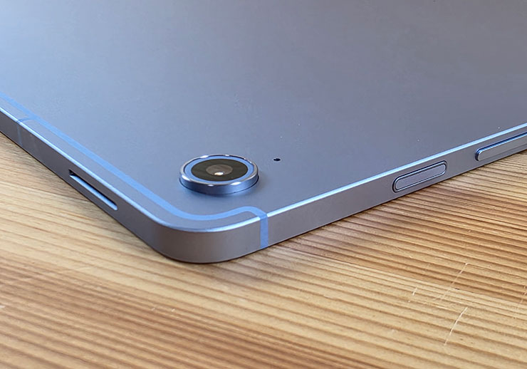 Tab S10 FE+ 的機身背面配置了單一鏡頭的主相機，也沒有額外搭配閃光燈。機身側面（橫置時的頂部）配置電源側鍵與音量鍵，其中指紋辨識整合於側鍵上。