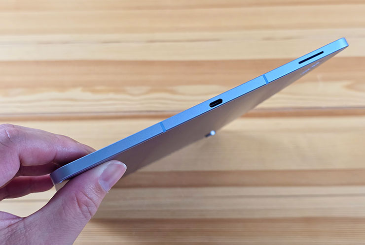 Tab S10 FE+ 機身厚度僅 6mm ，非常纖薄，橫置時機身左右側各有一個單線造型的揚聲器。