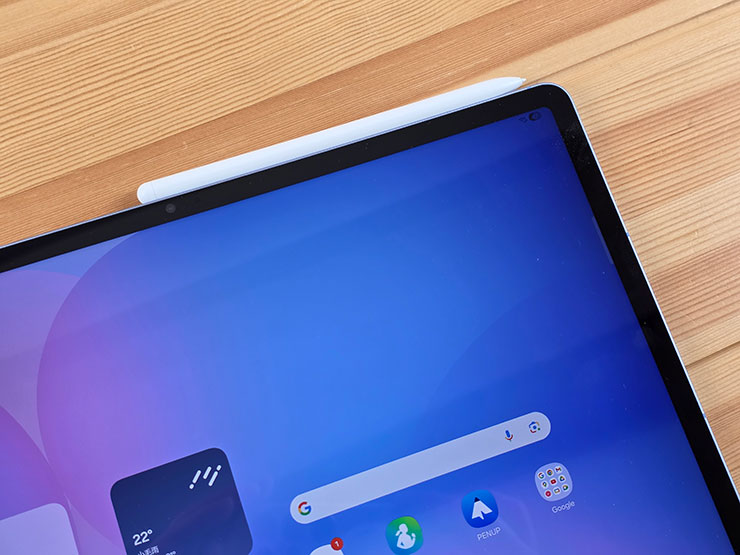 標配的 S Pen 提供了磁吸功能，不使用時可吸附於機身頂側。