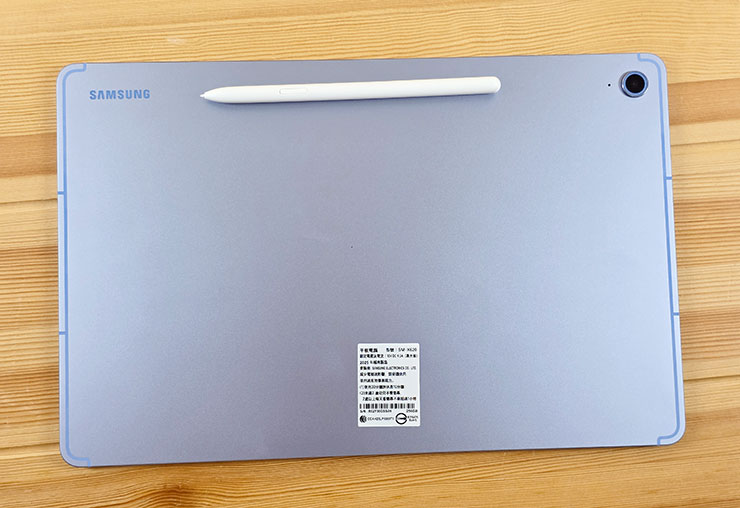 機身後側中央與鏡頭齊平處也有一個磁吸 S Pen 的位置可以利用。