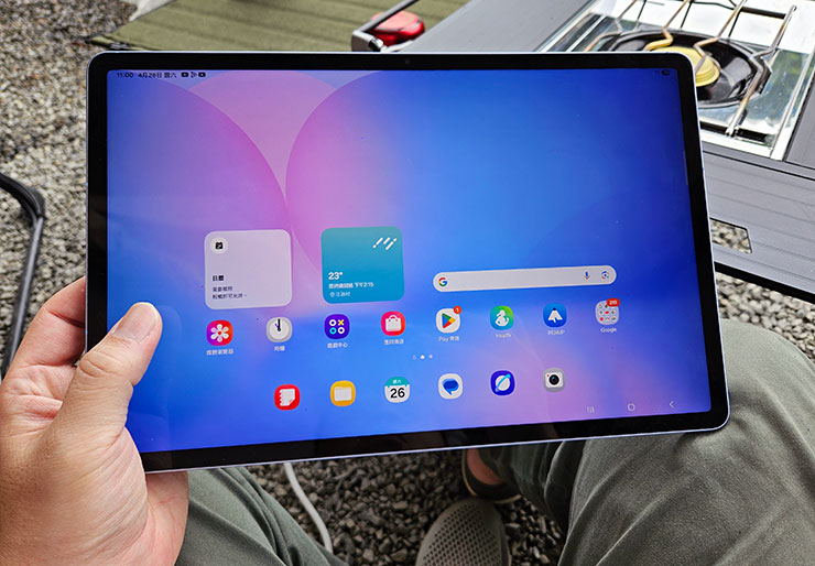 Tab S10 FE+ 的螢幕亮度表現還不錯，又有 Vision Booster 功能，阿祥帶出去露營使用，在白天戶外也能看得很清楚！