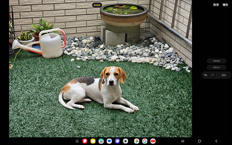 清除掉物件後，畫面也會自動生成對應的背景內容，讓影像看起來更自然。