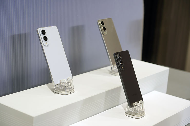 三星輕薄旗艦 Galaxy S25 Edge 共有鈦輕銀、鈦輕黑與鈦輕藍三種顏色款式