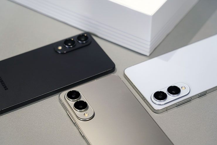 Galaxy S25 Edge 採用與 S25 Ultra 相同的鈦合金材質打造，視覺上與觸感上都相當相似