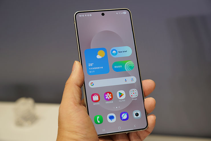 Galaxy S25 Edge 搭載 6.7 吋螢幕，邊框非常窄，視覺效果極佳