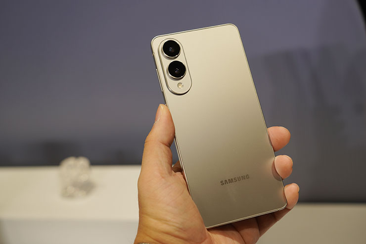 機身背面採用雙鏡頭配置，相機模組看起來比較接近 Galaxy Z Fold 系列？