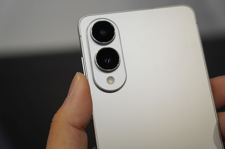 主相機採用 1200 萬超廣角鏡頭搭配 2 億畫素廣角主鏡，比較可惜的是因為體積塞不下長焦相機