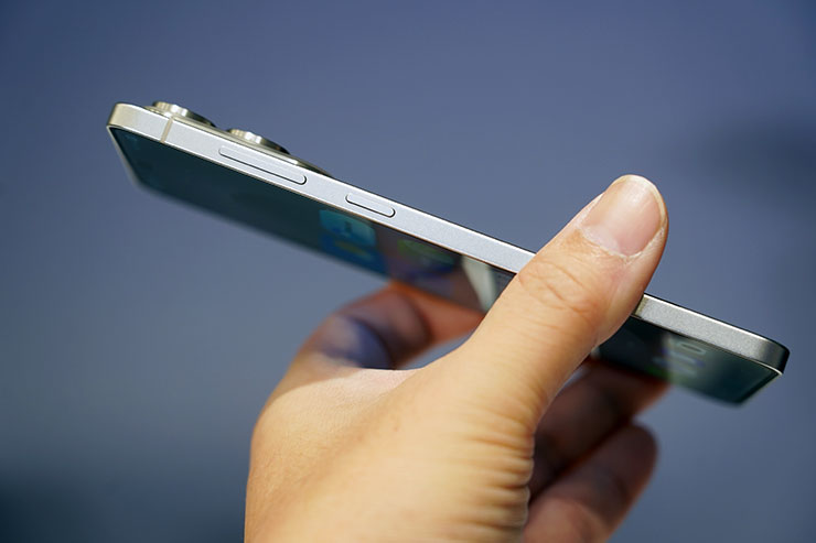 Galaxy S25 Edge 最大的特色就僅 5.8mm 的薄度，拿在手上的感覺真的很俐落，手感極佳