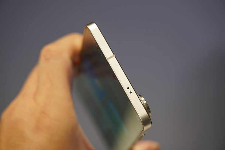 Galaxy S25 Edge 的機身頂部