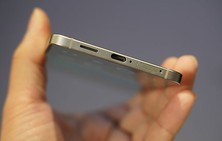 Galaxy S25 Edge 的機身底部