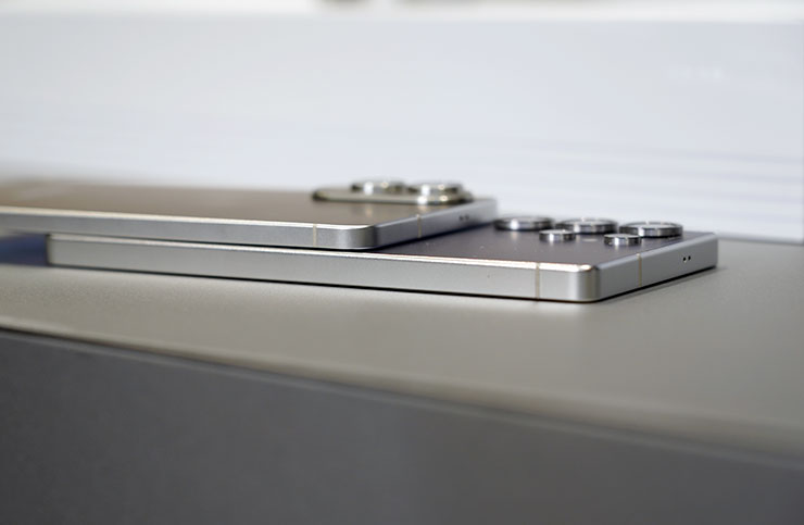 Galaxy S25 Edge 厚度僅 5.8mm ，與厚度 8.2mm 的 Galaxy S25 Ultra 對比就能看出明顯的差異