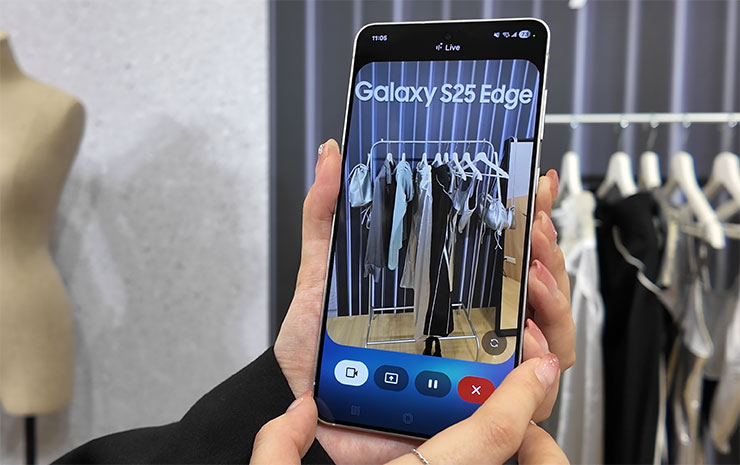 衣架上的衣服太多，不知該穿什麼出門？也能請 Gemini Live 幫你「看看」怎麼搭配