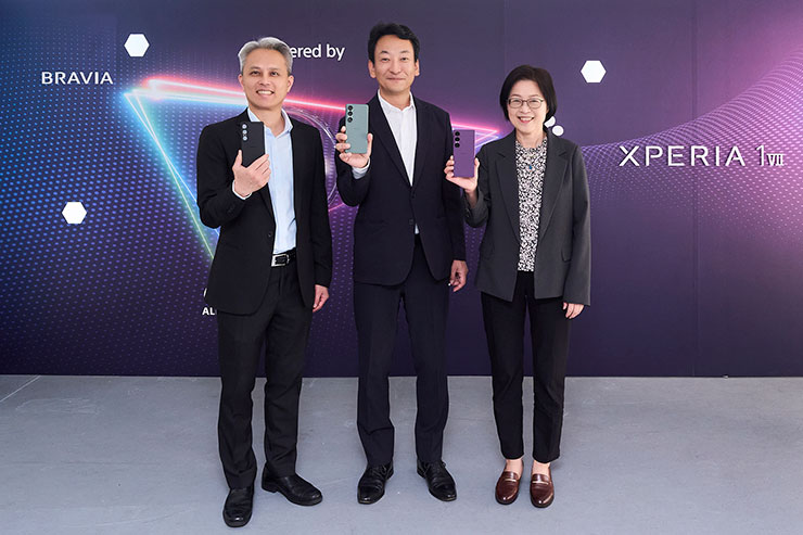 台灣索尼行動通訊總經理筒塩具隆(中) 攜手中華電信個人家庭分公司副總經理柯素秋(右)，與神腦國際副總經理周振三(左)，共同迎接Xperia 1 VII盛大登台。