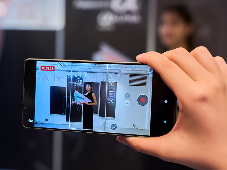 Xperia 1 VII承襲Alpha相機技術與AI演算，支援「AI錄影」與「自動取景」兩大功能，輕鬆捕捉移動中主體，穩定構圖並同時產出特寫與完整場景兩種影片，全面升級攝影體驗。