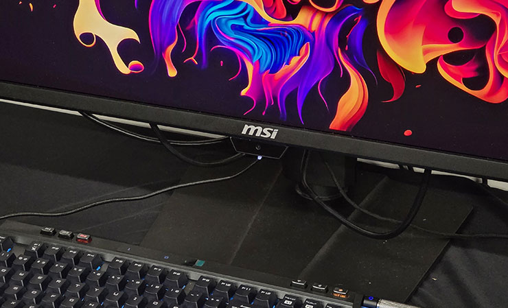 MSI 電競顯示器全面導入 AI 技術,完美防護面板、優化設定全自動~桌機產品整合 Edge AI 實現完美體驗! - 阿祥的網路筆記本 MPG 271QR QD-OLED X50 內建了 CMOS 感測器,透過內建的 NPU 晶片搭配 120cm 每 0.2 秒一次的影像取樣進行精準的人體偵測,並能自動進行顯示器休眠與喚醒,以及智能調光與調色。